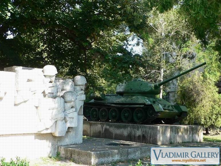 Руски танк Т-34 и паметникът на Червената армия